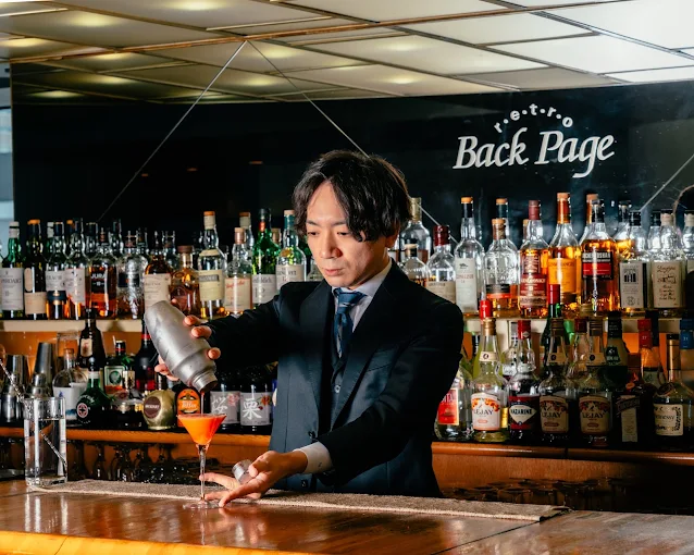 老舗ダイニングバーの店内