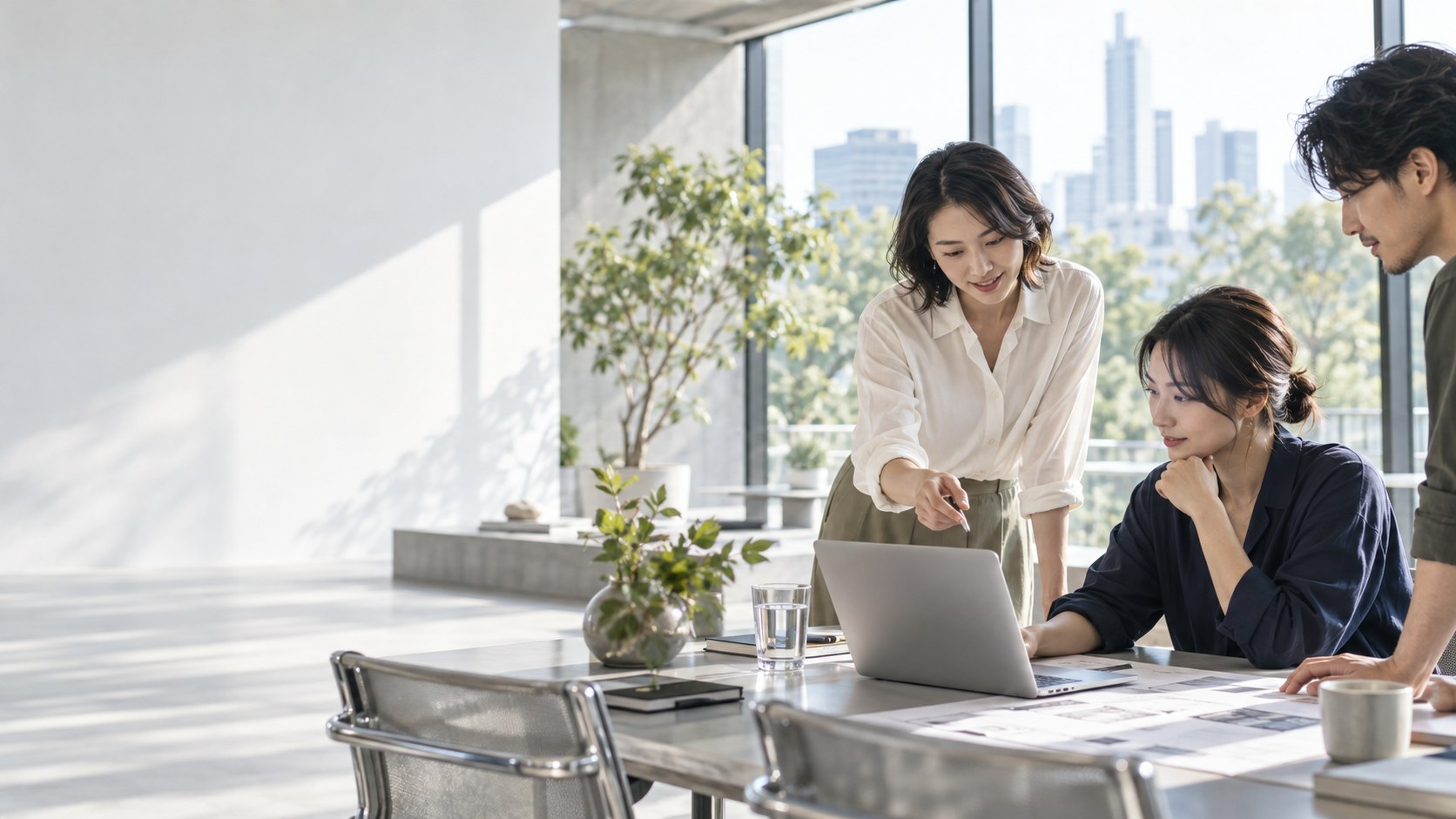 明るい空間でAIの活用について話し合う人々のイメージ